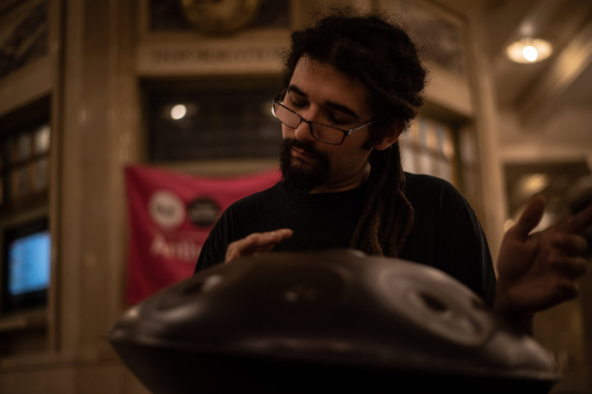 With Anthony, theres no sheet music or overall structure to his melodies. The music simply flows through him, his hands acting as a conduit to his heart. His presence, like his music, is calm and soothing, as he offers an oasis amidst the frantic rush hour mob.