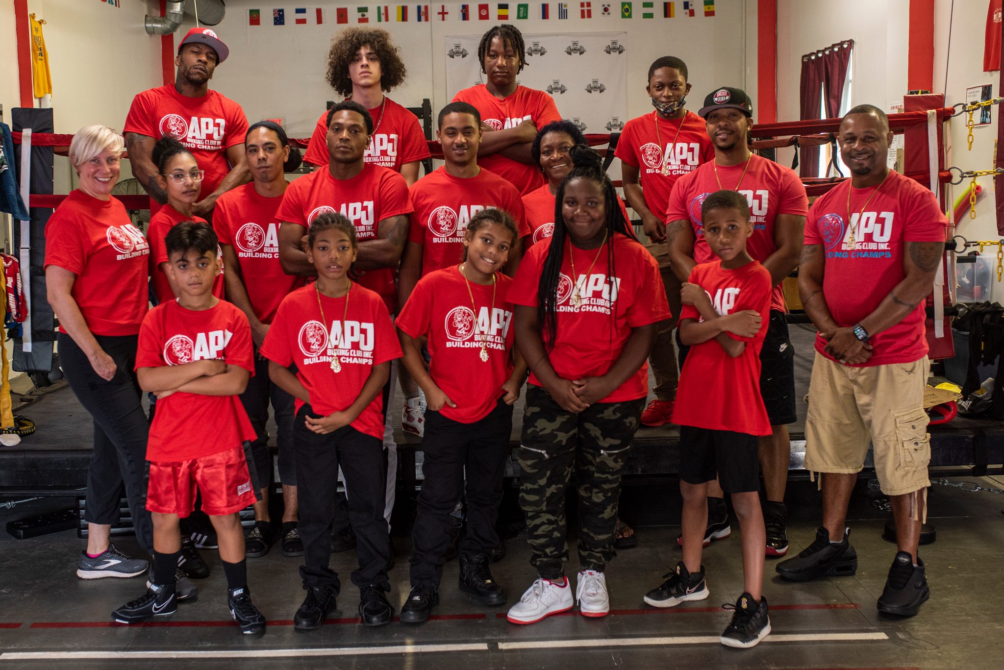 The whole club in red, packed in front of the ring for one picture.