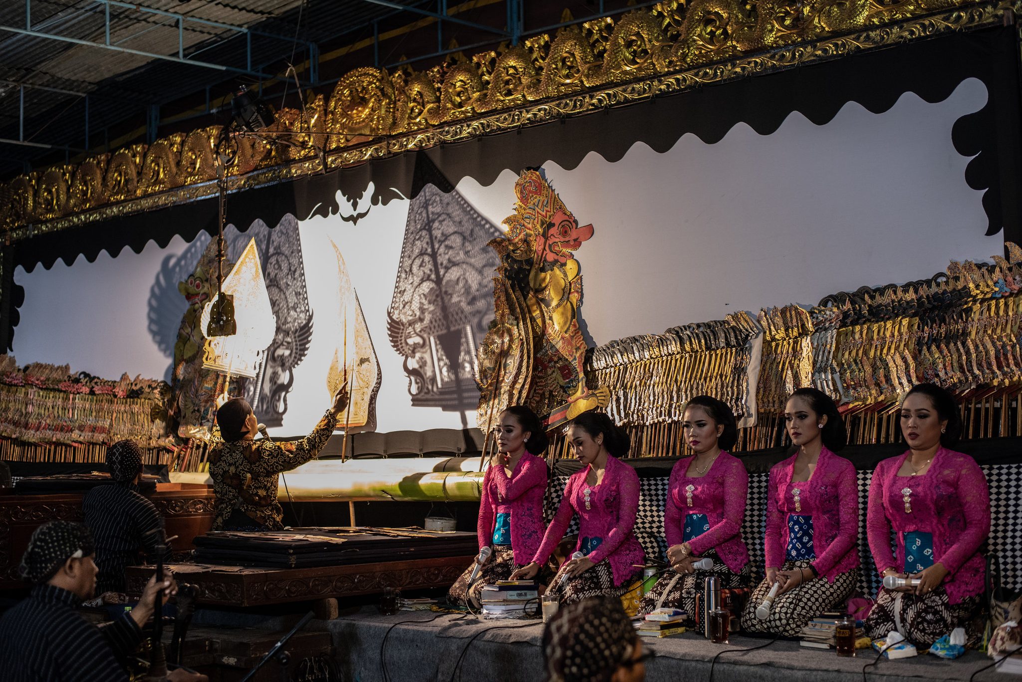 Ki Seno and his singers begin their all night performance