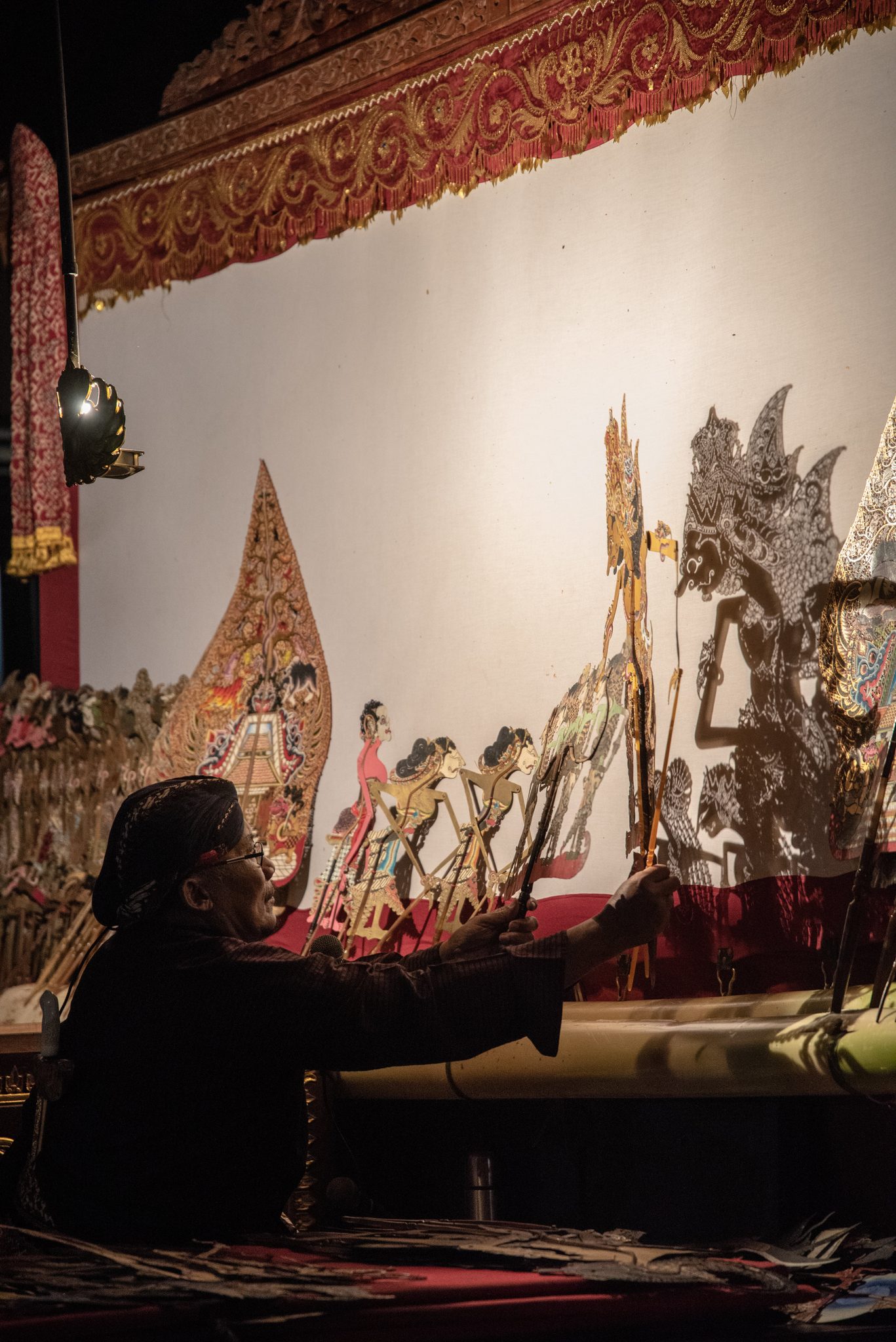 The characters take their places along the screen as the story begins.