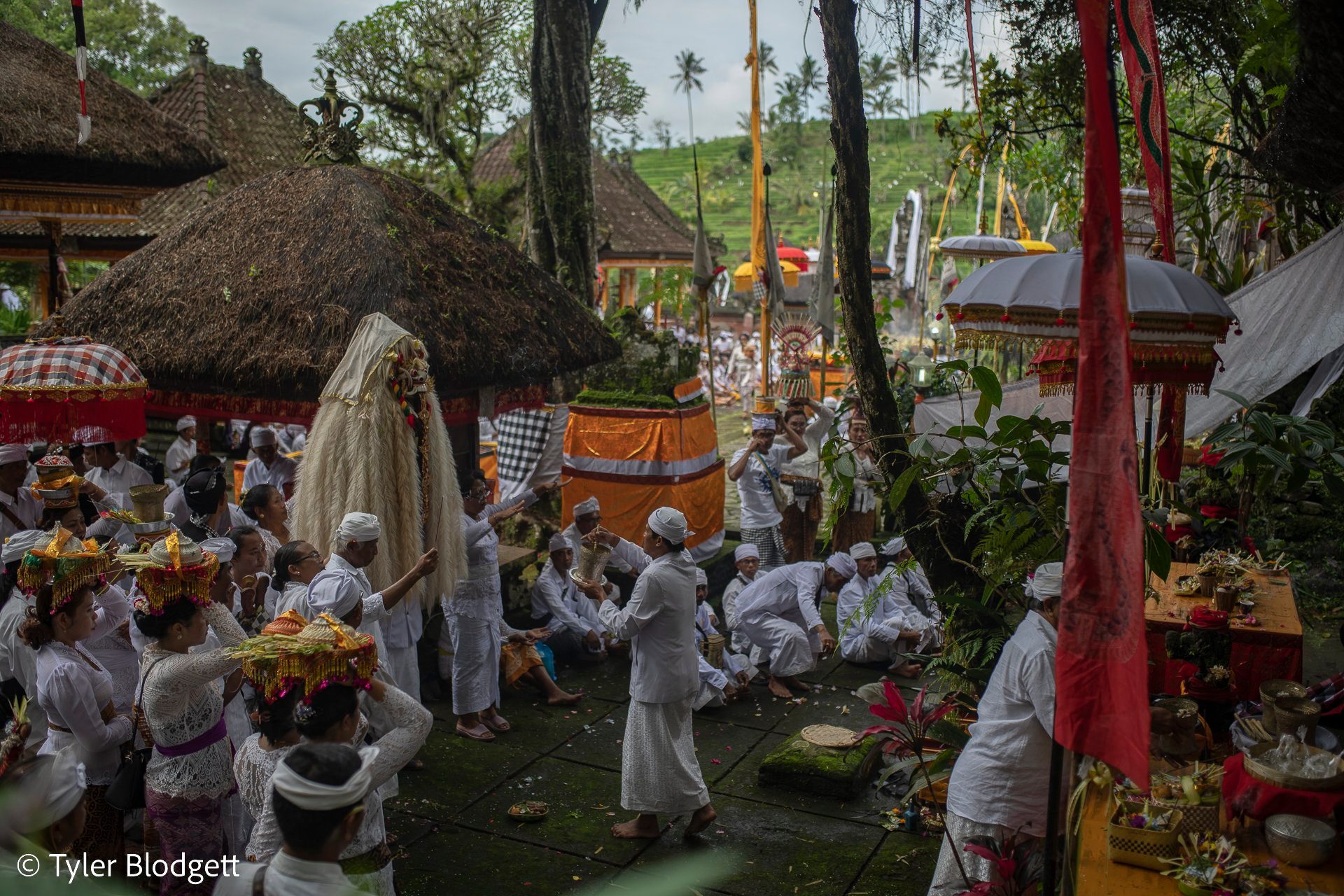 Offerings arrive head high as the figure circles the courtyard.